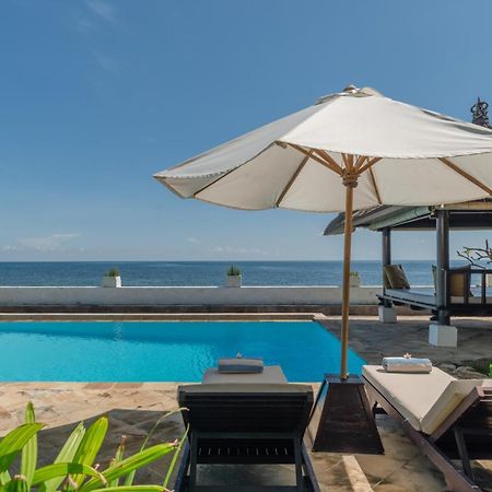 Gorgeous Beachfront Villa Lovina Banjar  Exteriör bild