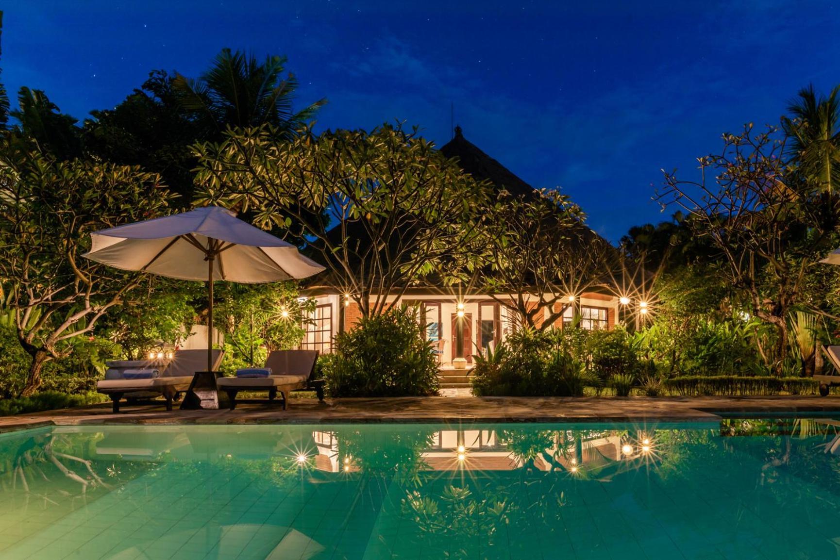 Gorgeous Beachfront Villa Lovina Banjar  Exteriör bild