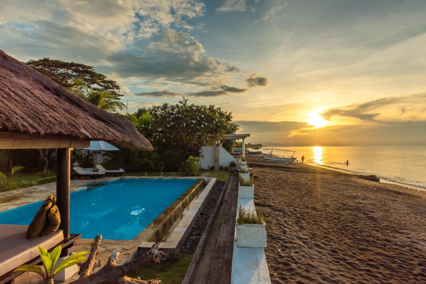 Gorgeous Beachfront Villa Lovina Banjar  Exteriör bild