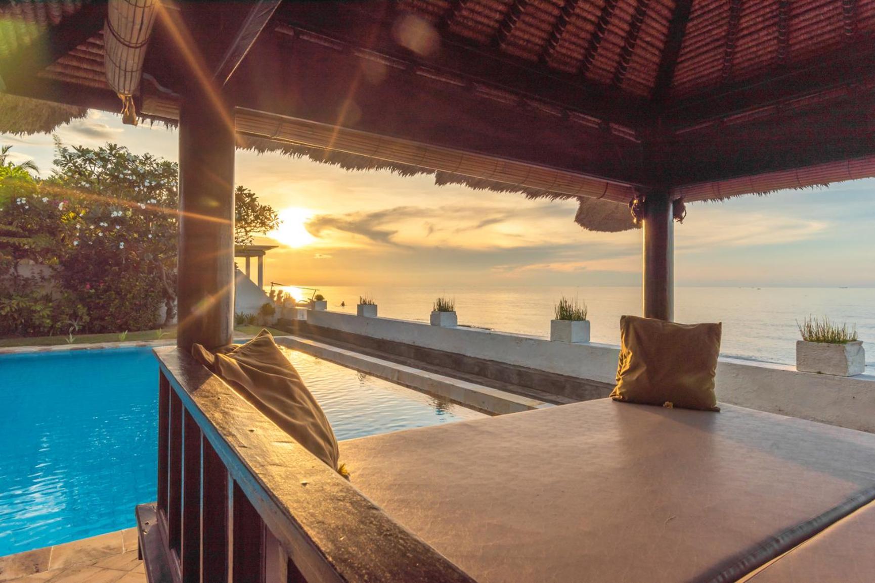 Gorgeous Beachfront Villa Lovina Banjar  Exteriör bild