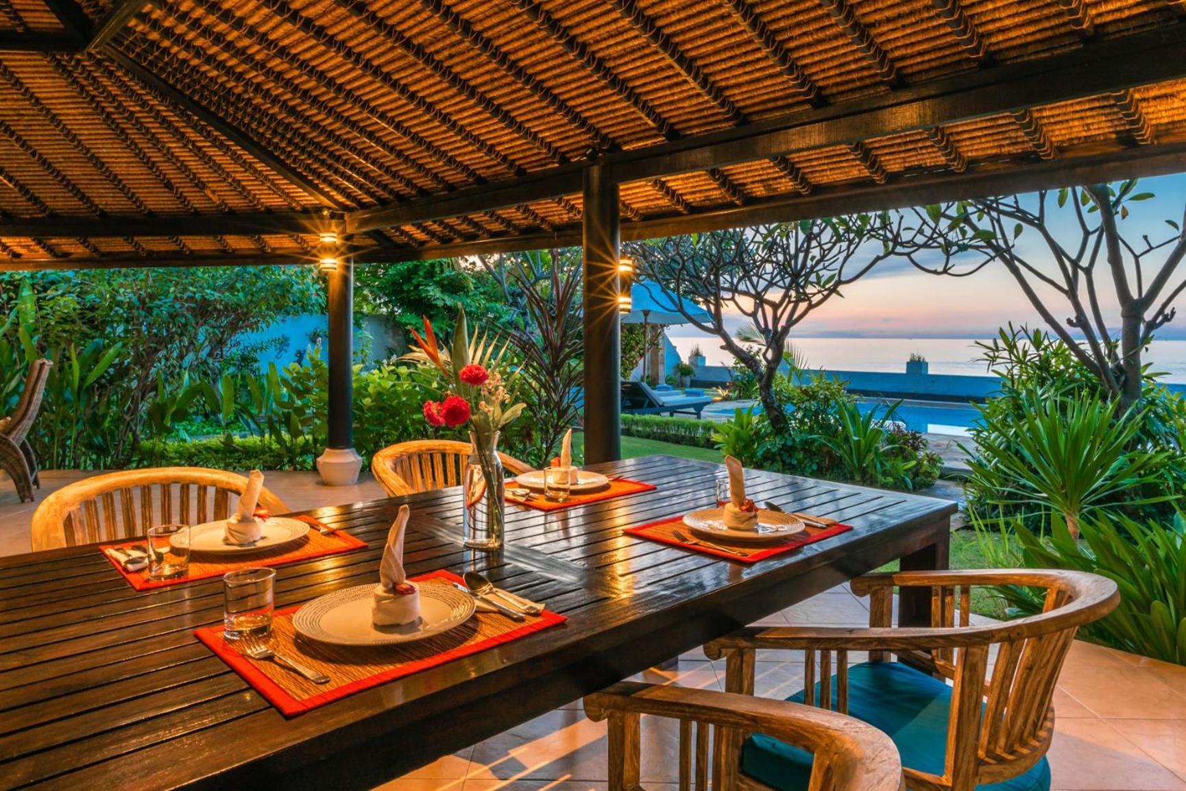 Gorgeous Beachfront Villa Lovina Banjar  Exteriör bild