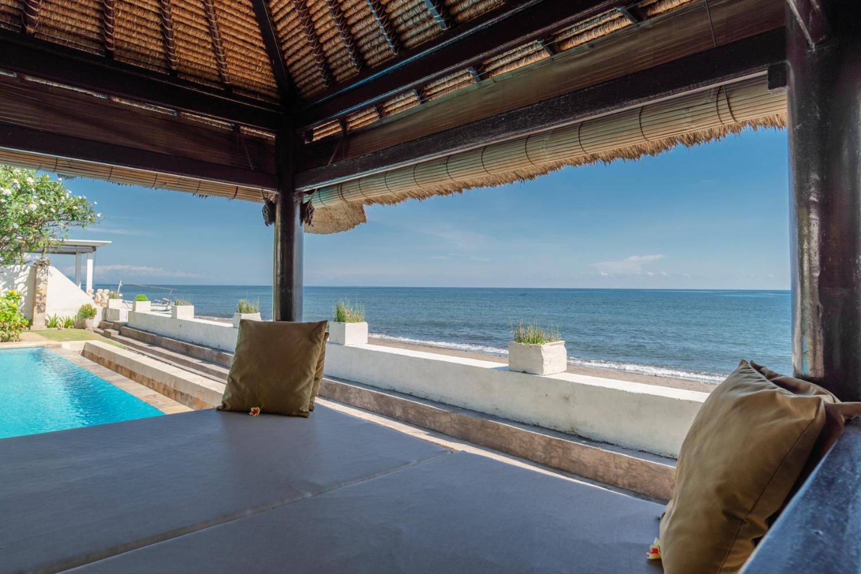 Gorgeous Beachfront Villa Lovina Banjar  Exteriör bild