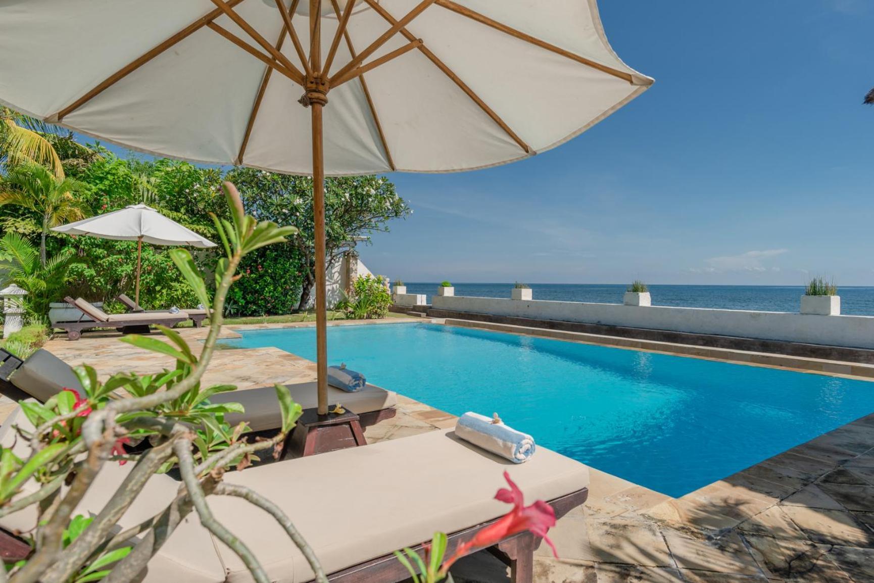 Gorgeous Beachfront Villa Lovina Banjar  Exteriör bild