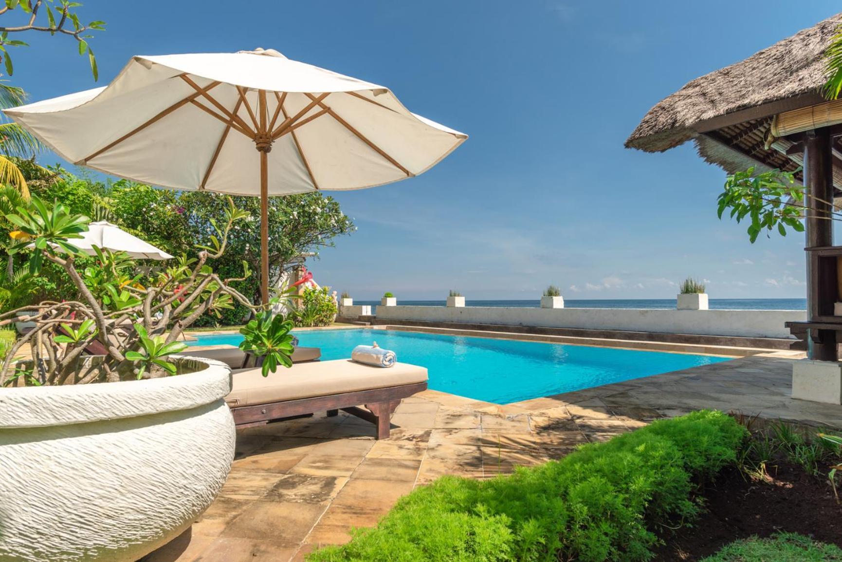 Gorgeous Beachfront Villa Lovina Banjar  Exteriör bild